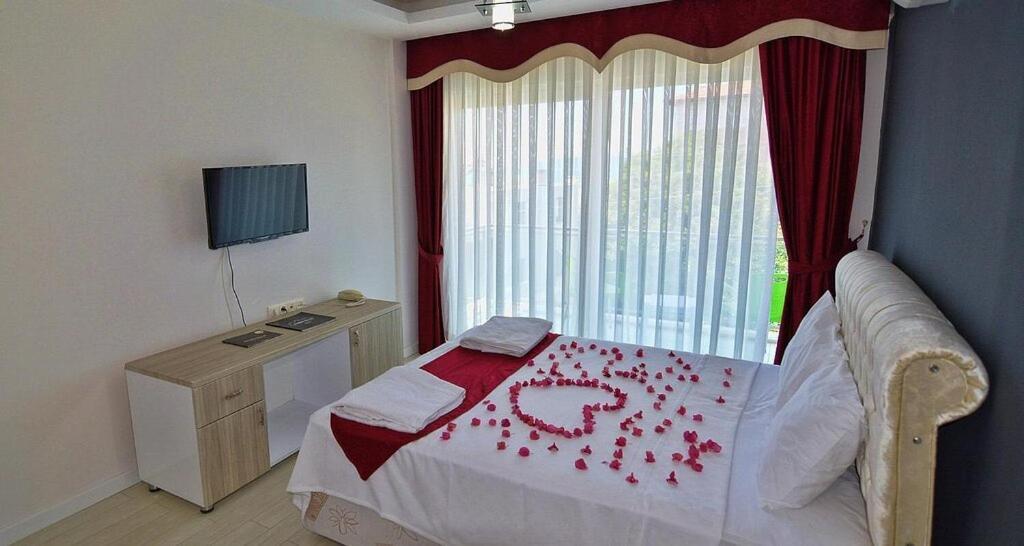 Airport Guelluek Otel Milas Bagian luar foto